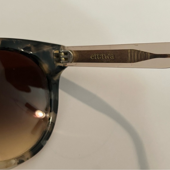 Stylish Tortoiseshell Sunglasses - Picture 6 of 8